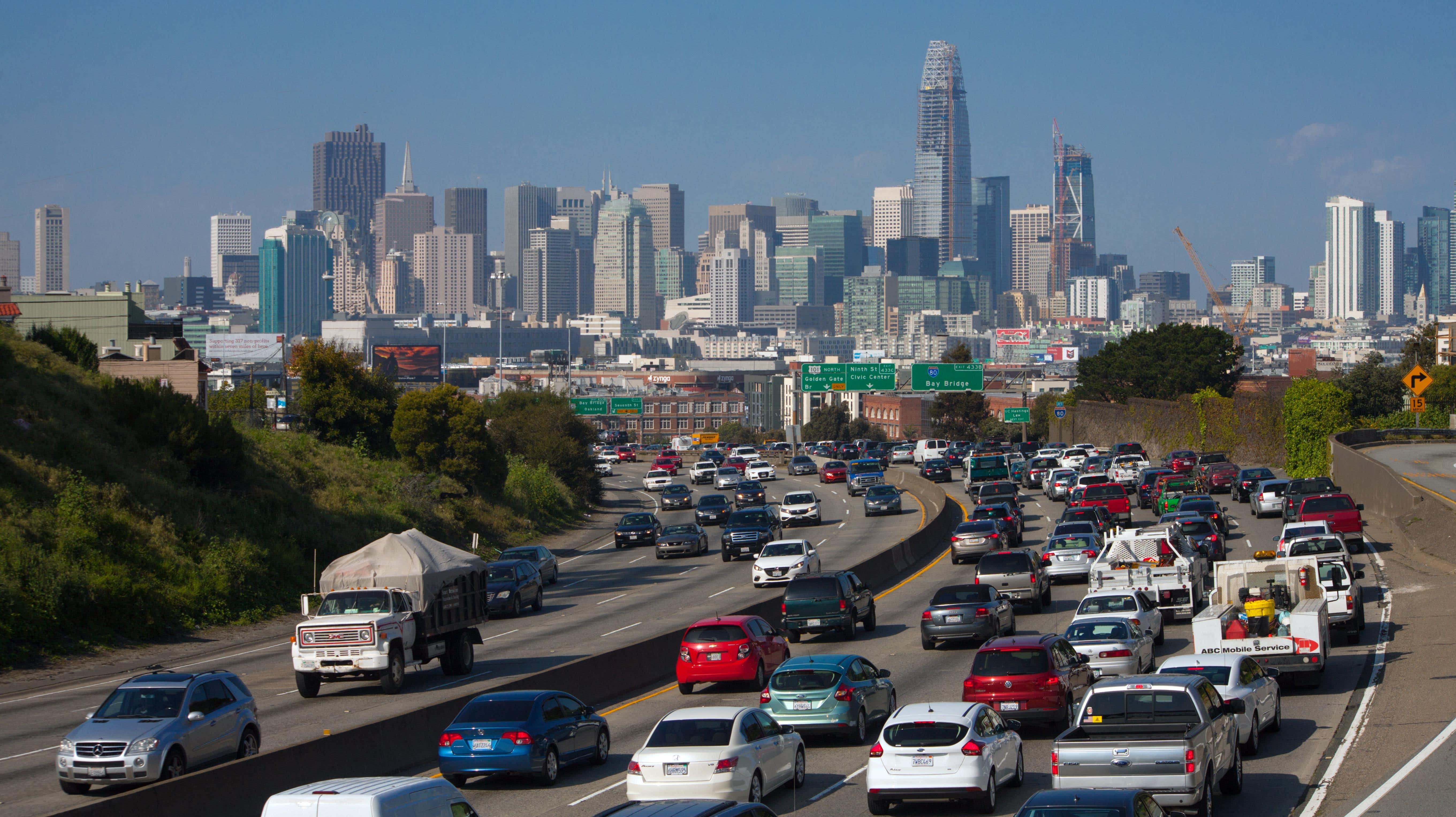Skyline von San Francisco, Kalifornien mit Verkehr